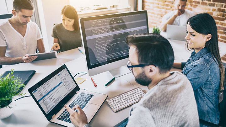 Mennesker på et kontor der arbejder i Business Central