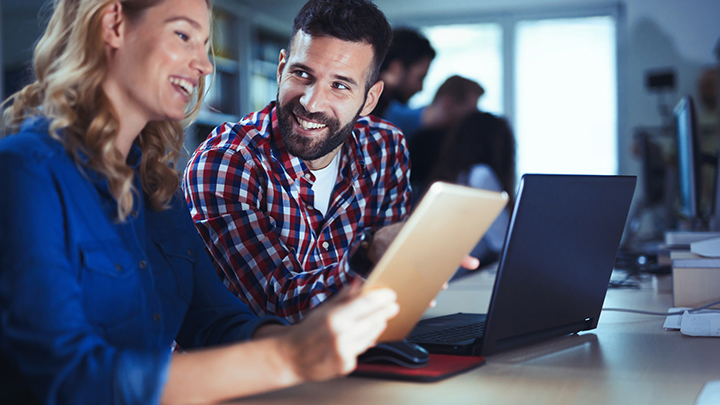 To kollegaer der samarbejder med Dynamics 365 på skærmen