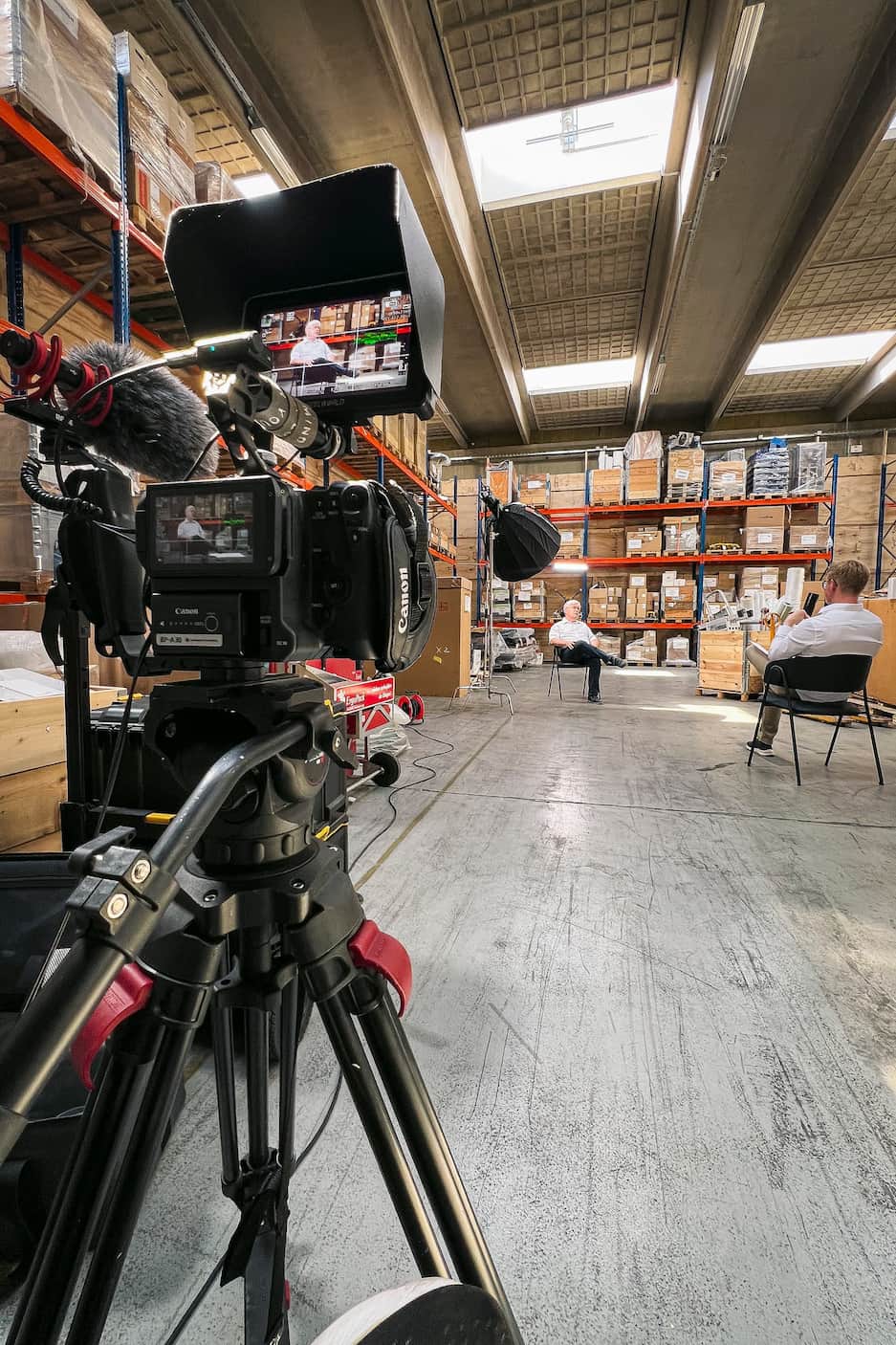 Kamera ude på lager, der filmer kundecase hos UbroVangby, som handler om deres rejse fra C5 og NAV til én samlet Business Central